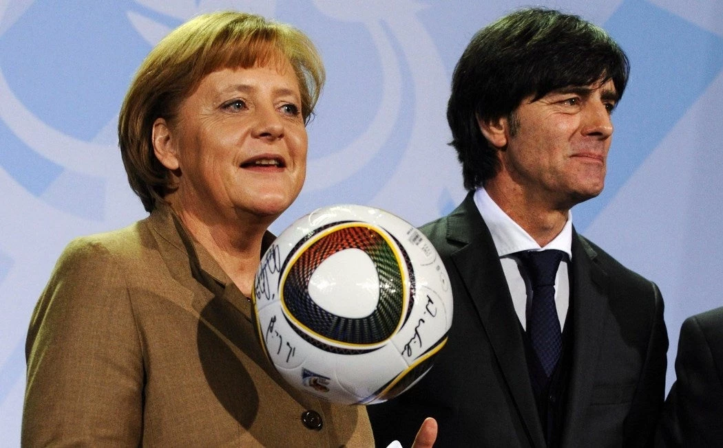 Ο Μένιος Σακελλαρόπουλος… αποκαλύπτει: «Οι βρισιές της Μέρκελ στον Λεβ και ο χαμός στο σπίτι!»